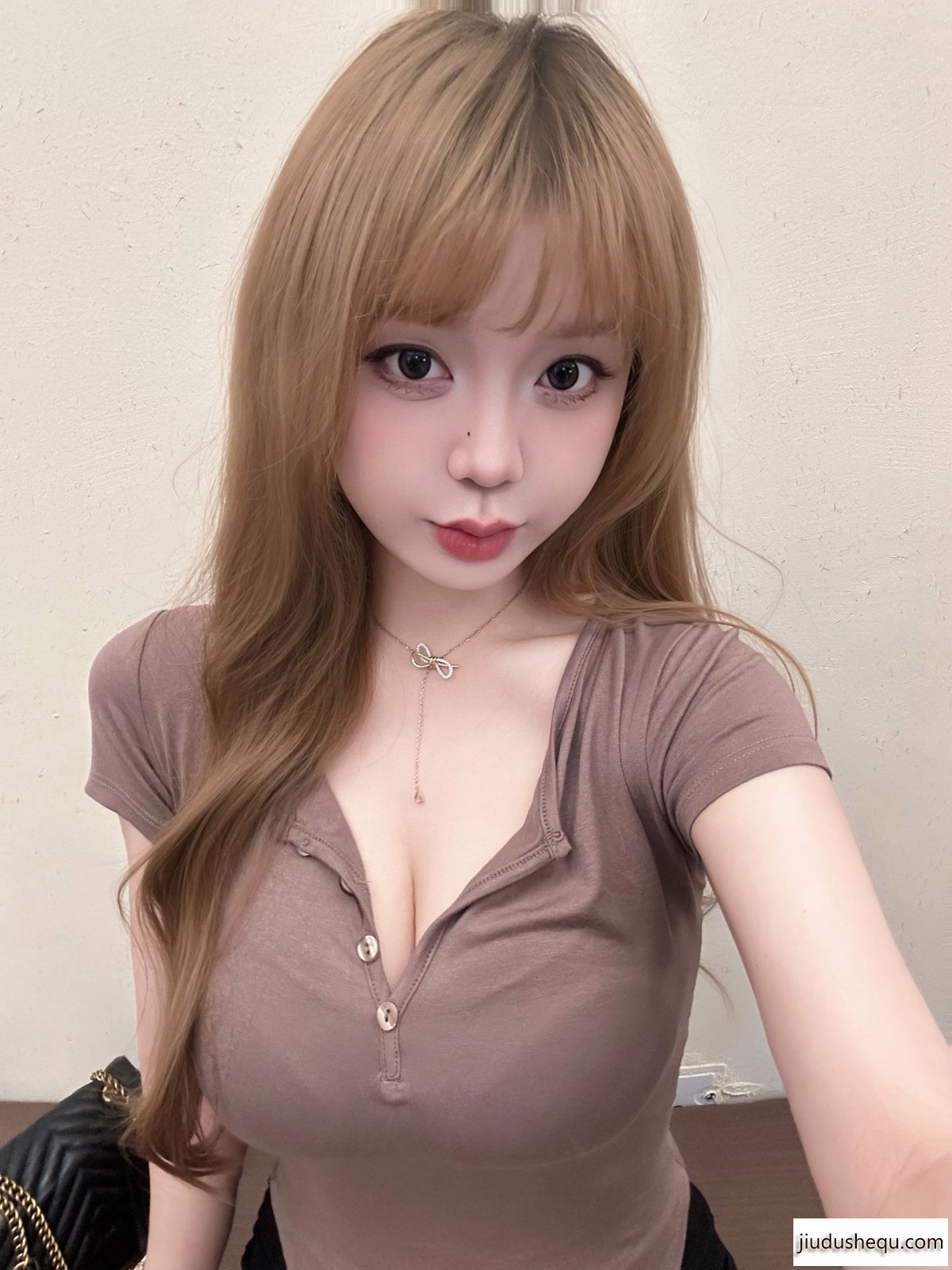 2042_85UXHZ7UJFQ3GJ7.jpg