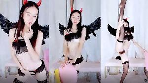 黑天使篇情趣装性感火辣脱衣艳舞镜头前的黑天使揉奶摸逼各种诱惑精彩不断别错过